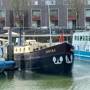 Unitas Botel